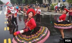 Grupo de danza peruana baila bajo la lluvia durante Desfile de las Naciones en Washington DC. (Foto VOA / Tomás Guevara)