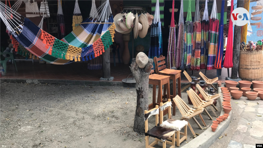 Variedad de artículos a la venta en el mercado de Tintorero.