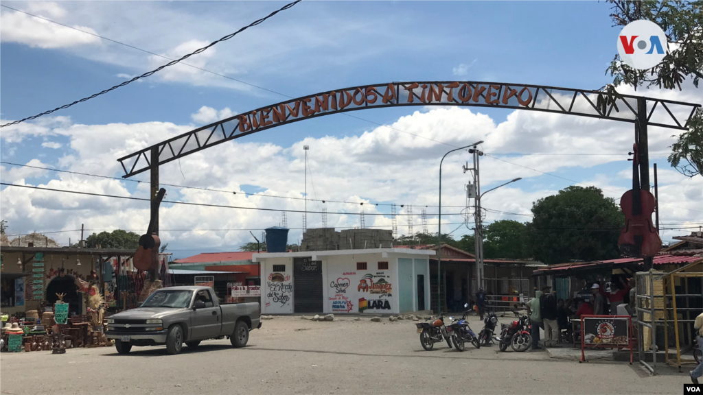 Vista de la entrada del mercado de Tintorero y el paseo artesanal Esteban Montes.