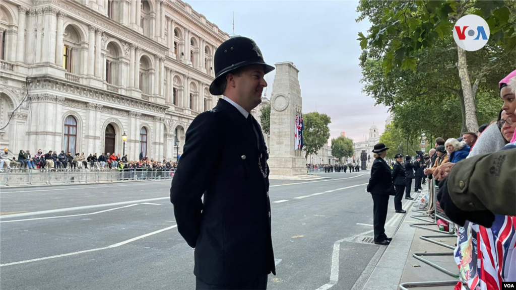 La Policía Metropolitana custodia el acceso a la abadía de Westminster vestido con uniforme ceremonial.