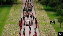 Pogrebna procesija stiže u Vindzorski zamak, gde su je dočekali kraljičini psi i njen poni, Ema.