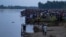বোদা শহরের কাছে নৌকা ডুবির পর করতোয়া নদীর তীরে লোকজনের ভিড়। ২৫ সেপ্টেম্বর, ২০২২। (ছবি-ফিরোজ আল সাবাহ/এএফপি)