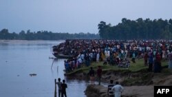 ফাইল ছবিবোদা শহরের কাছে নৌকা ডুবির পর করতোয়া নদীর তীরে লোকজনের ভিড়। ২৫ সেপ্টেম্বর, ২০২২। (ছবি-ফিরোজ আল সাবাহ/এএফপি)