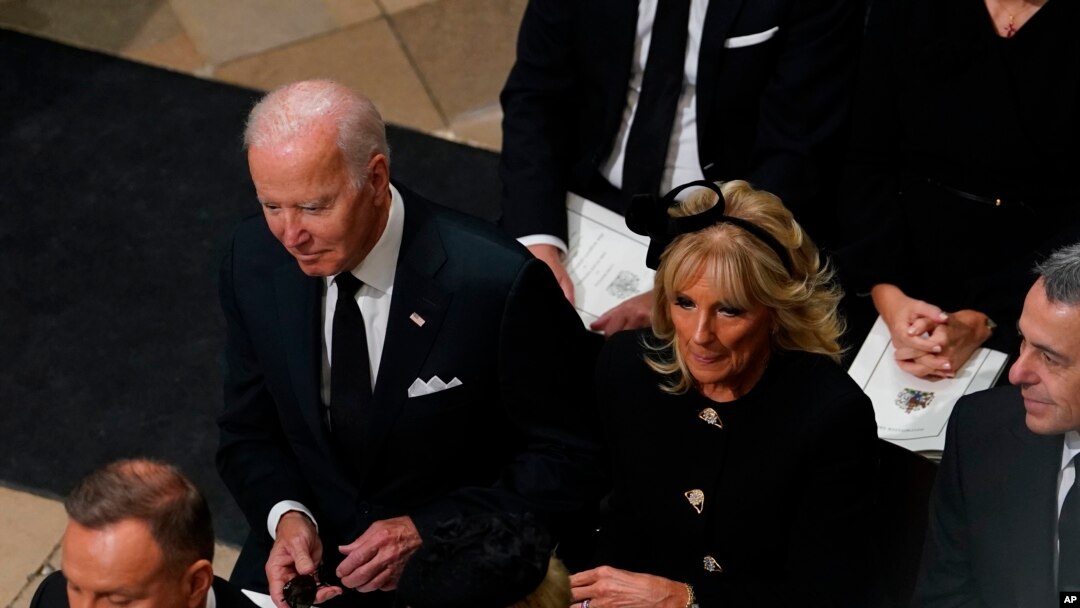 Perezida Joe Biden n'umufasha we mu baje guherekeza Umwamikazi