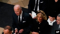Rais Joe Biden na mkewe Jill Biden wakiwa katika ibada ya mazishi ya Malkia Elizabeth II.