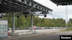 Архівне фото: Черга машин на пропускному пункті на кордоні Росії та Фінляндії, вересень 2022 року REUTERS/Essi Lehto