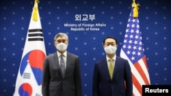 Kim Gunn, perwakilan baru Korea Selatan untuk urusan perdamaian dan keamanan Semenanjung Korea dan sejawatnya dari AS Sung Kim selama pertemuan mereka di Kementerian Luar Negeri di Seoul, Korea Selatan, 3 Juni 2022. (Foto: REUTERS/Kim Hong-Ji)