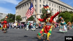 La comunidad boliviana en el área de Washington DC es una de las presentaciones más numerosas que año con año muestra el folclore del país andino con danzas regionales. (Foto VOA / Tomás Guevara)