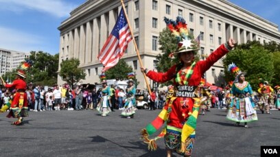 La comunidad boliviana en el área de Washington DC es una de las presentaciones más numerosas que año con año muestra el folclore del país andino con danzas regionales. (Foto VOA / Tomás Guevara)