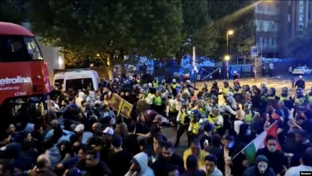 د پولیس په ولکه کې د دوویشت کلنې مهسا امیني د مرګ وروسته په ایران کې احتجاجونه شروع شوي دي. وېل کېږي چې هغه حجاب په مناسب ډول د نه اغوستلو په الزام نیول شوي وه. د ایران ترڅنګ په نورو ملکونو کې هم د مهسا امیني د مرګ وروسته مظاهرې شوي دي