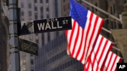 Американские флаги развеваются возле Нью-Йоркской фондовой биржи (архивное фото).