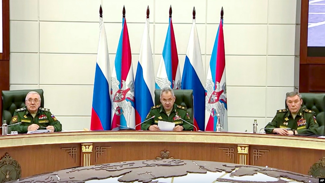 ARHIVA - Ruski ministar odbrane Sergej Šojgu (C) na sastanku sa načelnikom Generalštaba Valerij Gerasimovim (D) i zamenikom ministra odbrane Ruslanom Tsalikovim (Foto: AP/Russian Defense Ministry Press Service)