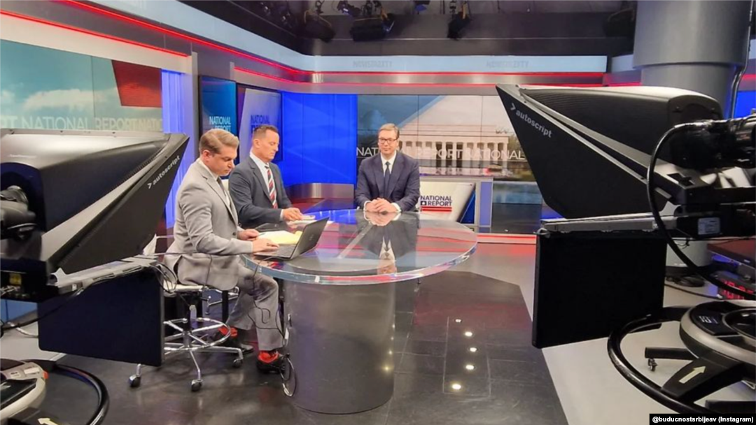 Predsednik Srbije Aleksandar Vučić tokom gostovanja u emisiji "Nacionalni izveštaj" američke kablovske televizije "Njuzmaks" (Foto: Instagram/@buducnostsrbijeav)