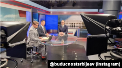 Predsednik Srbije Aleksandar Vučić tokom gostovanja u emisiji "Nacionalni izveštaj" američke kablovske televizije "Njuzmaks" (Foto: Instagram/@buducnostsrbijeav)