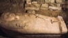 La tombe de Ptah-em-uya a été découverte l'année passée, mais des fouilles récentes ont permis de découvrir le sarcophage en granite.