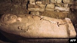FILE: A pink granite sarcophagus belonging to an official serving during the reign of Pharaoh Ramses II (12791213 BC), found by an Egyptian expedition near the Pyramid of Unas. AFP PHOTO / HO / EGYPTIAN MINISTRY OF ANTIQUITIES- 