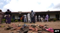 지난해 7월 나이지리아 카두나 주 베델 침례교 고등학교에서 납치된 학생들의 신발이 학교 마당에 흩어져 있다. (자료사진)