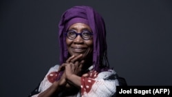 La chorégraphe franco-sénégalaise Germaine Acogny pose lors d'une séance photo à Paris le 12 septembre 2022.