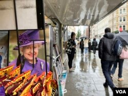 伦敦街头报刊亭外的女王封面