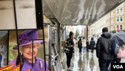 伦敦街头报刊亭外的女王封面
