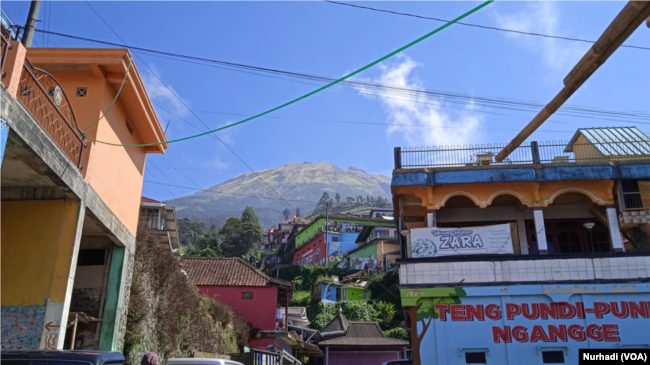 Praktisi dan pakar mengingatkan, desa wisata harus bertahan dengan kedesaannya agar bisa bertahan.