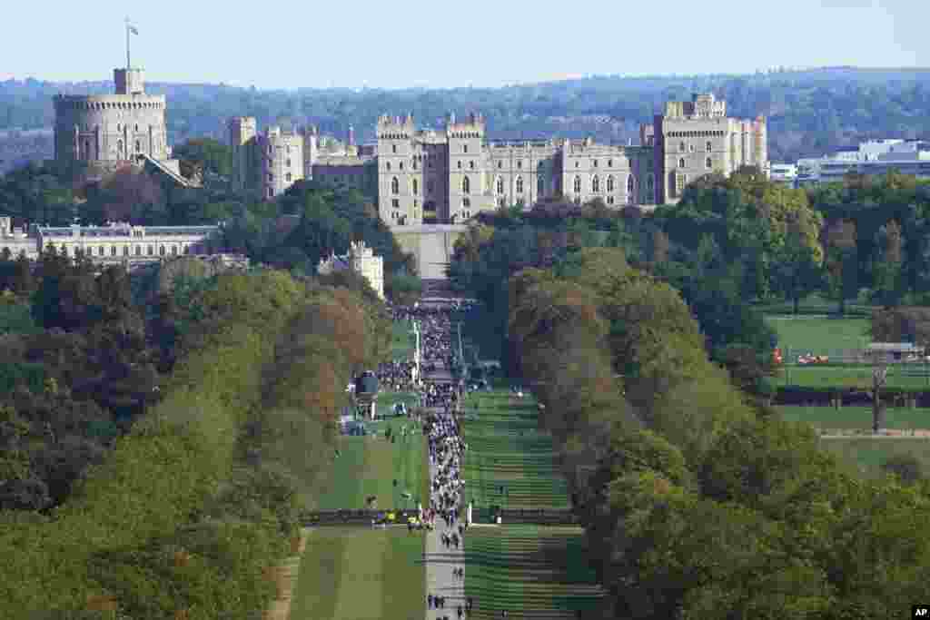 People make their way along the Long Walk towards Cambridge Gate outside Windsor Castle to lay flowers for the late Queen Elizabeth II in Windsor, Sept. 18, 2022.