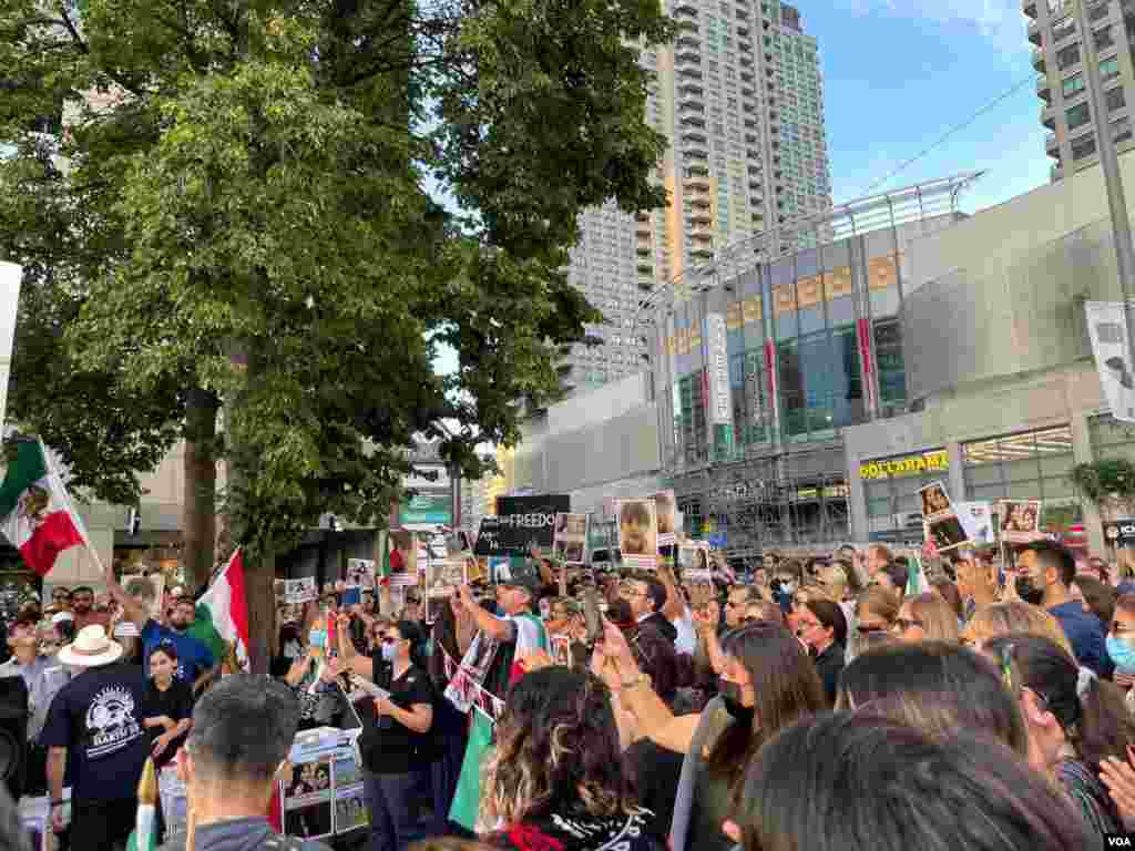 تجمع تعدادی از ایرانیان ساکن تورنتو برای بزرگداشت مهسا امینی و اعلام همبستگی با مردم معترض ایران- ۲۰ سپتامبر