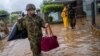 Miembros de la Guardia Nacional de Puerto Rico rescatan a una mujer que había quedado varada en el huracán Fiona en Salinas, Puerto Rico, el 19 de septiembre de 2022.