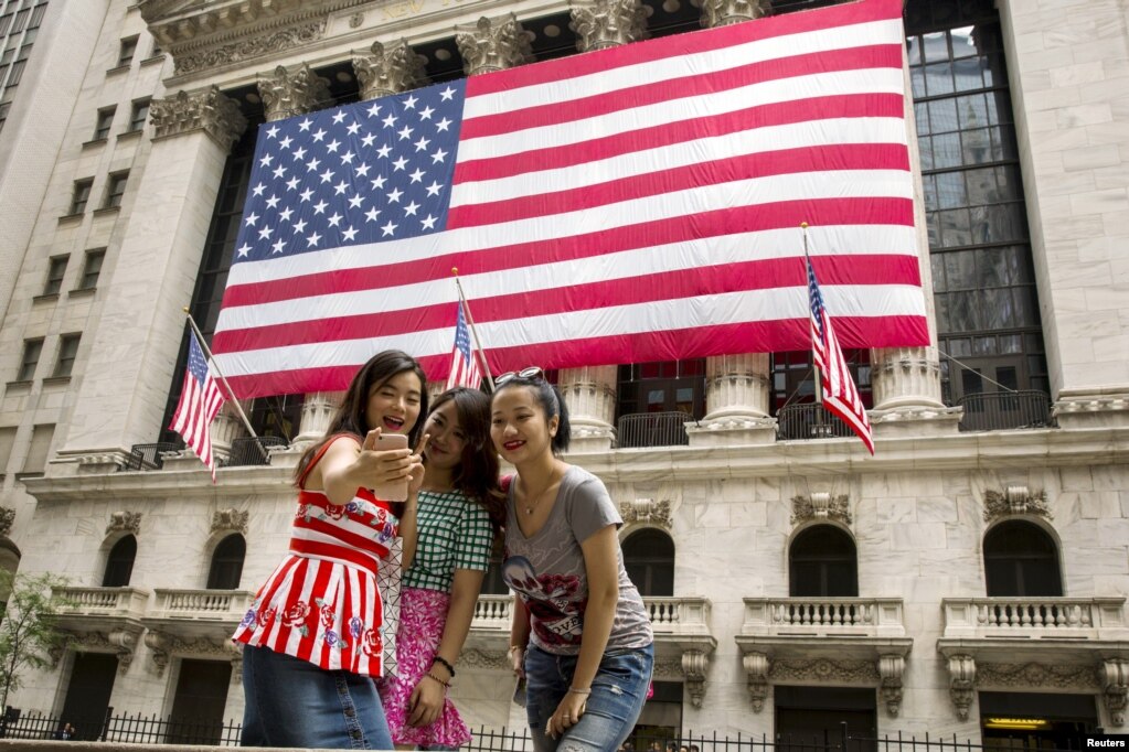资料照：中国游客在纽约华尔街证券交易所前合影。（2015年7月8日）(photo:VOA)