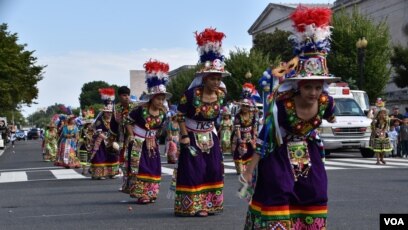 Danza folclórica de Bolivia en el Desfile de las Naciones en Washington DC. (Foto VOA / Tomás Guevara)