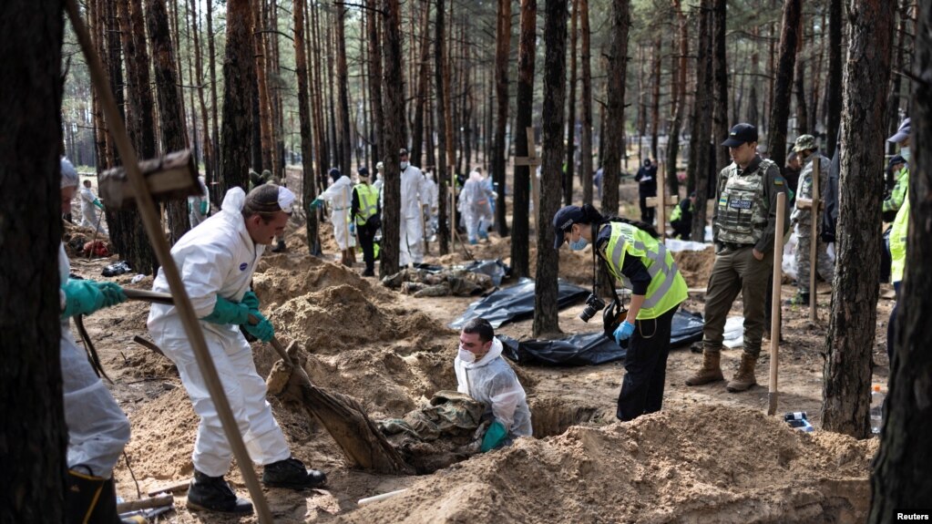 专家们在伊久姆的一处森林墓地进行挖掘工作（2022年9月18号）。(photo:VOA)