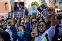 Žene drže fotografije Iranke Mahse Amini na protestu ispred generalnog konzulata u Istanbulu, 21. septembra 2022.