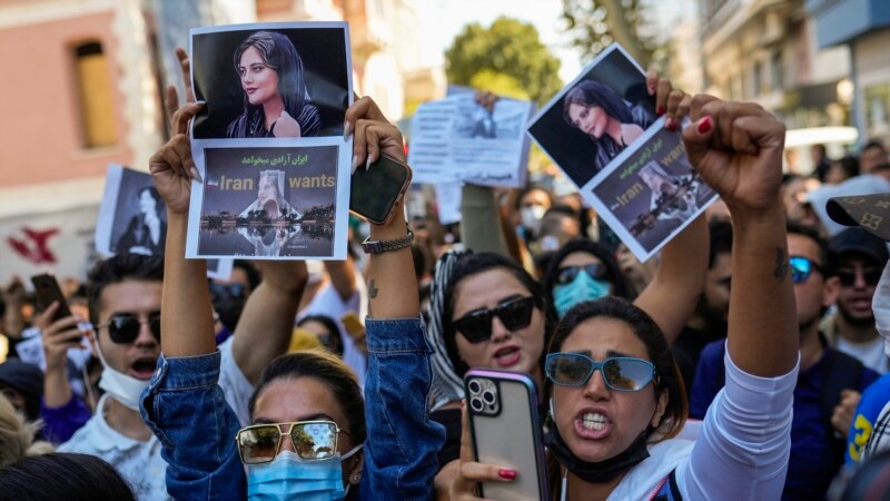 لە کاتێکدا خۆپیشاندانەکان لە پەرە سەندندان ئێران کۆتوبەند دەخاتە سەر ئینتەرنێت