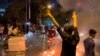 Muškarac gestikulira tokom protesta zbog smrti Mahse Amini, žene koja je umrla nakon što ju je uhapsila "moralna policija" Islamske republike u Teheranu, Iran, 19. septembra 2022.