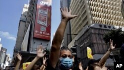 Les manifestants lors d'une marche dans une rue de Hong Kong, le dimanche 15 septembre 2019. (AP Photo / Vincent Yu)