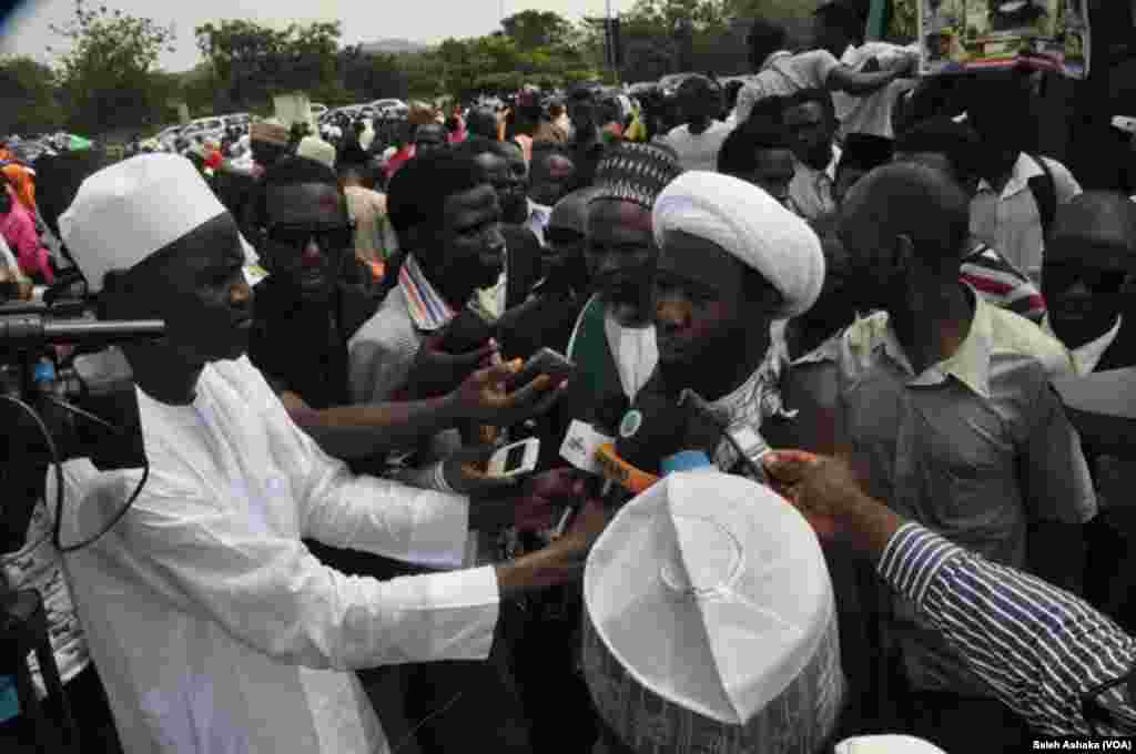 Malam Babba Kaita yana zantawa da manema labarai lokacin da suke zanga zanga a Abuja