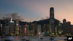 2026年10月1日，在香港庆祝中华人民共和国国庆节的烟火表演开始前，警方快艇在维多利亚港巡逻。