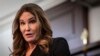 Caitlyn Jenner habla en una conferencia de prensa el 18 de marzo de 2024 en Mineola, Nueva York. La ex medallista olímpica apoya la orden de un funcionario local que prohíbe a los equipos deportivos femeninos con atletas transgénero utilizar instalaciones propiedad del condado.