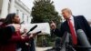 Jurnalis CNN sedang bertanya kepada Presiden Donald Trump saat konferensi pers di South Lawn, Gedung Putih, 19 November 2018. (Foto: Evan Vucci/AP Photo)