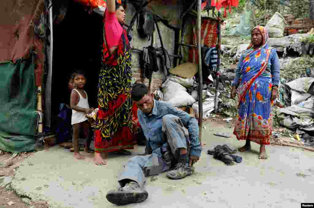 منصور خان تمام خطرات اور خدشات کے باوجود ہر روز صبح گھر سے نکل کر کچرا پٹی جاتے ہیں اور دن بھر وہاں کام کرتے ہیں۔ ان کی واپسی اکثر شام میں ہوتی ہے۔ ان کی اہلیہ لطیفہ بی بی بھی ان کے ساتھ ہی کام کرتی ہیں۔ اس کے باوجود ان کی یومیہ اجرت 5 ڈالر سے زیادہ نہیں ہو پاتی۔