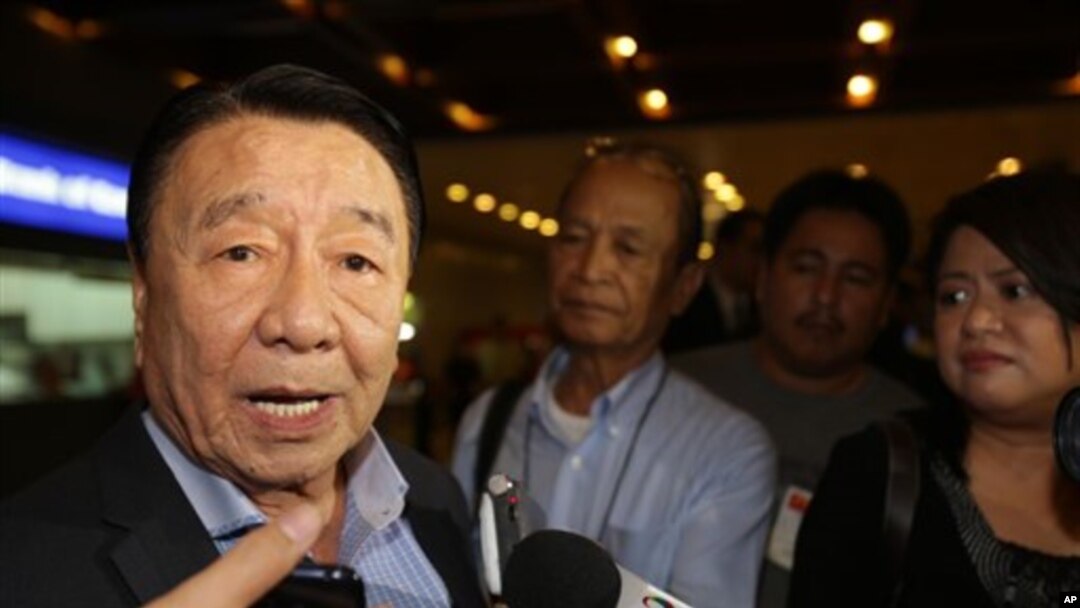 Amadeo Perez Jr, ketua Kantor Ekonomi dan Kebudayaan Manila, memberikan keterangan pers terkait pembicaraannya dengan para pejabat Taiwan terkait penembakan nelayan, setibanya di Bandara Internasional Manila, Filipina (16/5).