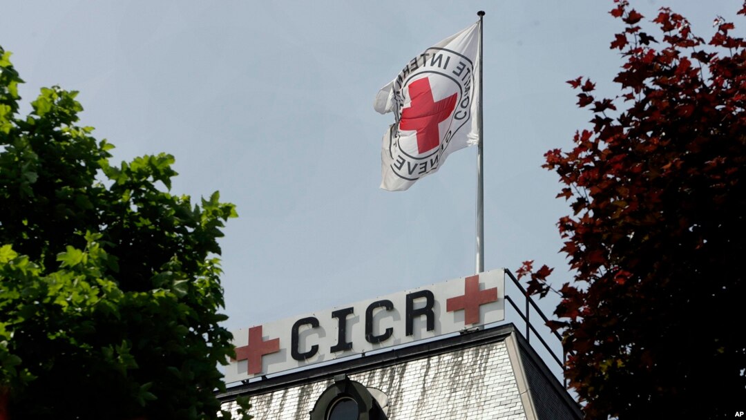 Bendera Komite Palang Merah Internasional (ICRC) di Jenewa, Swiss (Foto: dok). Komite Palang Merah Internasional (ICRC) bersama Bulan Sabit Merah mengevakuasi 148 warga sipil penyandang cacat dan yang membutuhkan perawatan darurat dari sebuah fasilitas di Kota Tua Aleppo yang kini dikuasai pemerintah Suriah, Kamis (8/12).