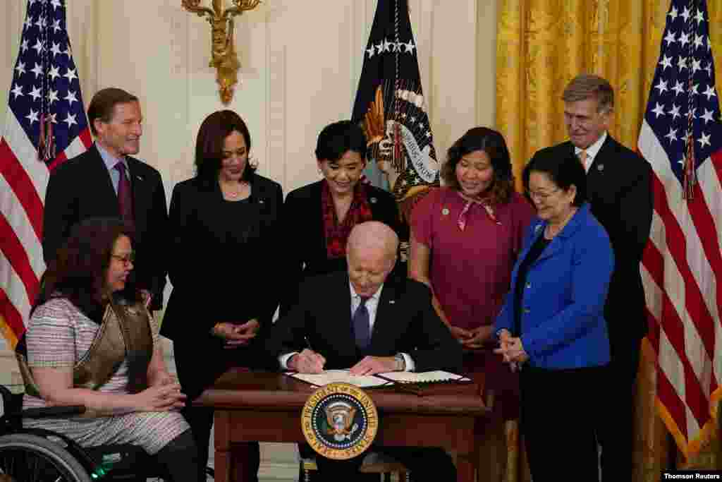 조 바이든 미국 대통령이 코로나-19 관련 증오 범죄 방지법에 서명하고 있다. 