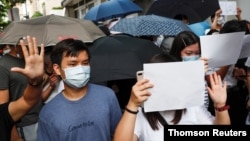 Cartazes e dísticos foram banidos. No seu lugar, os manifestantes exibem folhas brancas para exigir justiça em Hong-Kong. 