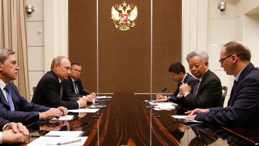 Presiden Rusia Vladimir Putin (dua dari kiri) bertemu dengan Presiden Bank Investasi Infrastruktur Asia (AIIB) Jin Liqun (dua dari kanan) di kediaman Bocharov Ruches, Sochi, Rusia (18/5).