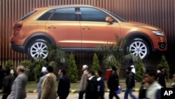 Hình ảnh của NASA cho thấy hai đám mây Magellan Lớn và Nhỏ, hai thiên hà lùn quay quanh Dải Ngân hà, ở phần đầu của dòng khí.