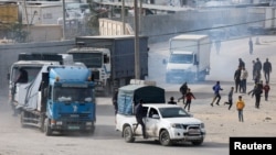 Kamionët me ndihma arrijnë në kalimin kufitar mes Egjiptit dhe Rripit të Gazës më 17 janar, 2024/Reuters