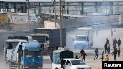 2024年1月17日，在以色列与巴勒斯坦伊斯兰组织哈马斯之间持续不断的冲突中，运送援助物资的卡车抵达加沙地带南部的拉法。（路透社照片）