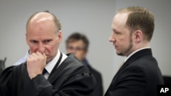 Norwegian mass killer Anders Behring Breivik (R) confers with his defence lawyer Geir Lippestad during the second day of his terrorism and murder trial, Oslo, April 17, 2012.