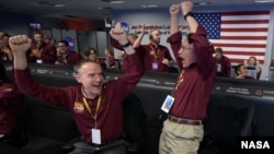 Des agents de la NASA célébrant à Pasadena (Californie) l'arrivée réussie de la sonde InSight sur Mars le 26 novembre 2018.